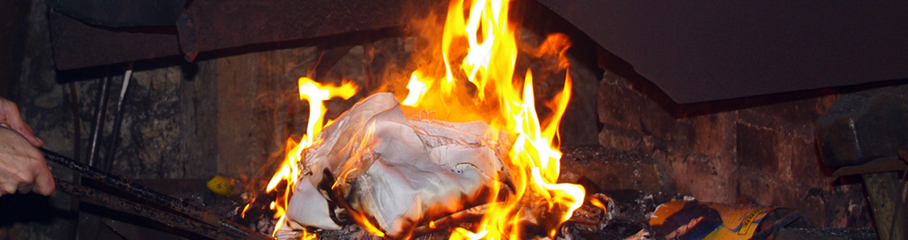 Brautkleid mit der Zange ins Feuer gelegt